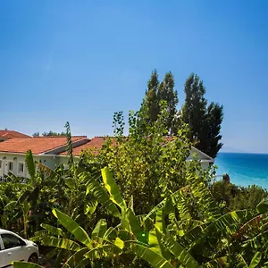 stefanos-studios-above-the-beach-of-lourdas.kefaloniahotels.net/